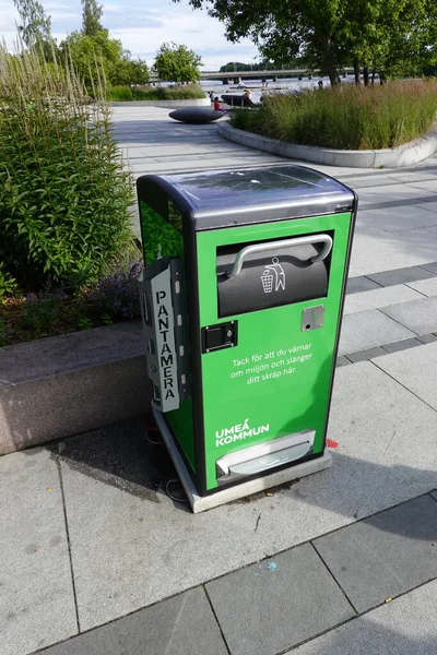 Güneş paneli olan modern İsveç çöp kutusu