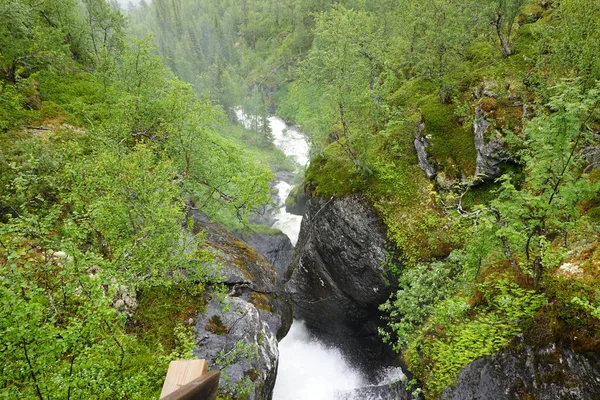 夏天瑞典远足道上的水落石出 — 图库照片