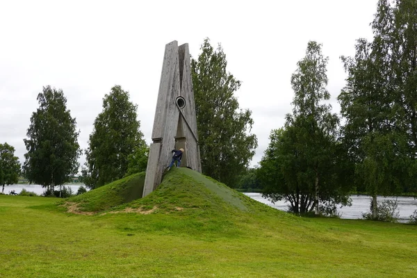 Yeşil çimenli bir parkta büyük bir mandal.