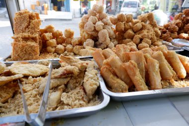 Gorengan, Endonezya 'dan tipik bir geleneksel aperatiftir. Genellikle tempeh, tofu, cassava ve muzdan oluşur. Bu yiyecekler sokak satıcıları tarafından ucuza satılır..