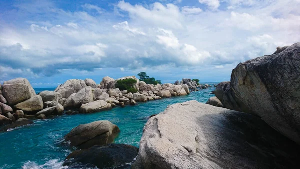 印度尼西亚白里屯岛上的拉斯卡尔 佩兰吉海滩的美丽 它有一个非常漂亮的大石头结构 白色的沙子 蓝天和清澈的水 图库图片