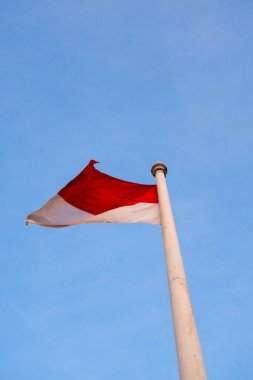 Endonezya 'nın ulusal bayrağı, açık mavi bir arka planda, kırmızı ve beyaz