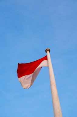 Endonezya 'nın ulusal bayrağı, açık mavi bir arka planda, kırmızı ve beyaz