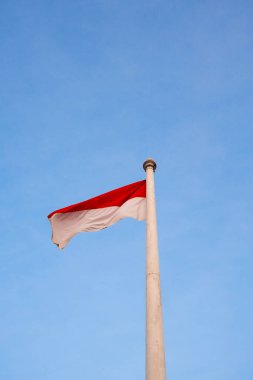 Endonezya 'nın ulusal bayrağı, açık mavi bir arka planda, kırmızı ve beyaz