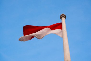 Endonezya 'nın ulusal bayrağı, açık mavi bir arka planda, kırmızı ve beyaz