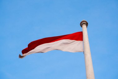 Endonezya 'nın ulusal bayrağı, açık mavi bir arka planda, kırmızı ve beyaz