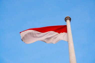 Endonezya 'nın ulusal bayrağı, açık mavi bir arka planda, kırmızı ve beyaz