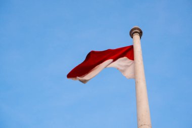 Endonezya 'nın ulusal bayrağı, açık mavi bir arka planda, kırmızı ve beyaz