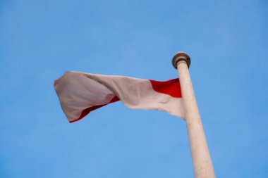 Endonezya 'nın ulusal bayrağı, açık mavi bir arka planda, kırmızı ve beyaz