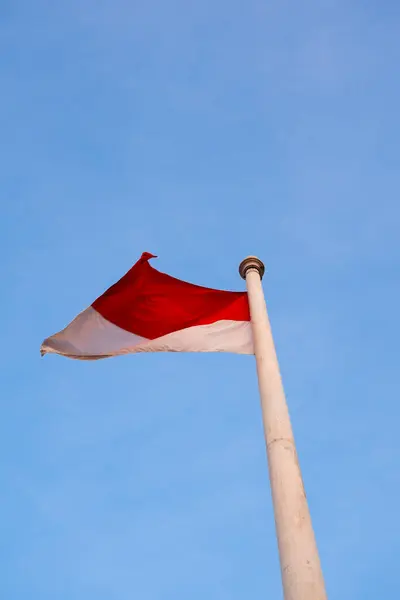 印度尼西亚国旗 红白相间 蓝蓝的天空背景 — 图库照片
