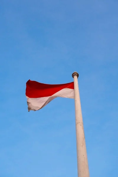 Bandiera Nazionale Dell Indonesia Rossa Bianca Uno Sfondo Cielo Blu — Foto Stock