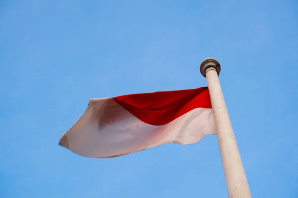 Bendera Nasional Indonesia Merah Dan Putih Dengan Latar Langit Biru — Stok Foto