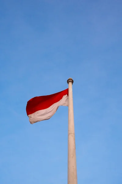 Nationale Vlag Van Indonesië Rood Wit Een Helderblauwe Achtergrond — Stockfoto