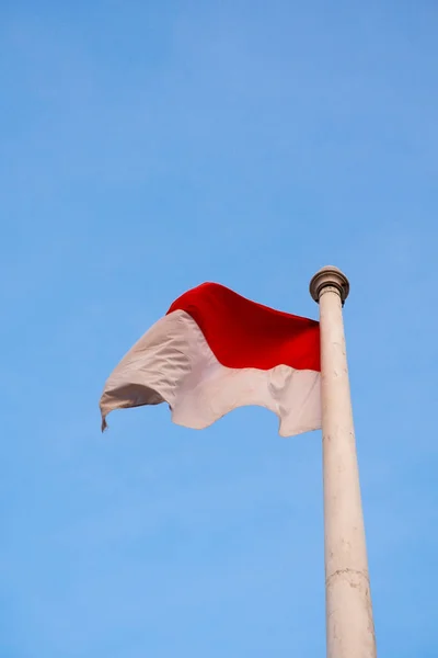 Bendera Nasional Indonesia Merah Dan Putih Dengan Latar Langit Biru — Stok Foto