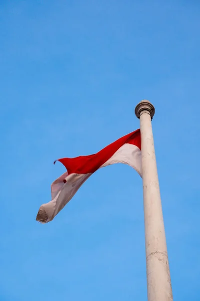 Государственный Флаг Индонезии Красный Белый Голубом Фоне Неба — стоковое фото