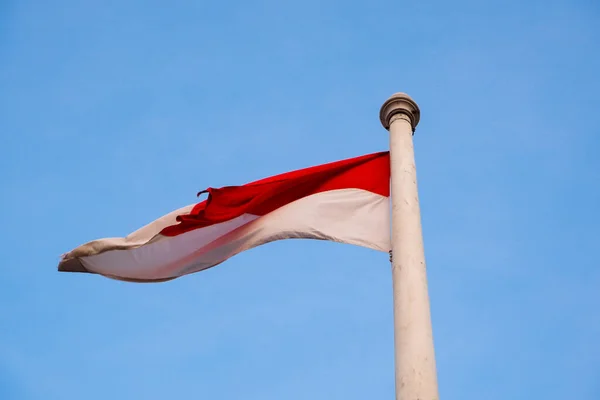 Národní Vlajka Indonésie Červená Bílá Jasně Modrém Pozadí Oblohy — Stock fotografie
