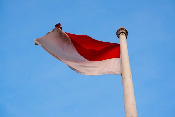 Bandeira Nacional Indonésia Vermelha Branca Sobre Fundo Claro Céu Azul — Fotografia de Stock