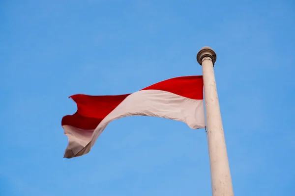 Indonesiens Nationella Flagga Röd Och Vit Klarblå Himmel Bakgrund — Stockfoto