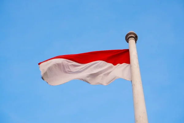 Die Nationalflagge Indonesiens Rot Und Weiß Vor Klarem Blauem Himmel — Stockfoto