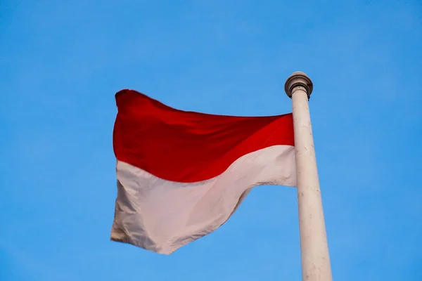 Die Nationalflagge Indonesiens Rot Und Weiß Vor Klarem Blauem Himmel — Stockfoto