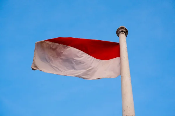 Bandera Nacional Indonesia Roja Blanca Sobre Fondo Azul Claro —  Fotos de Stock