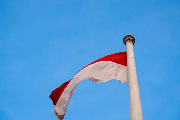 Die Nationalflagge Indonesiens Rot Und Weiß Vor Klarem Blauem Himmel — Stockfoto