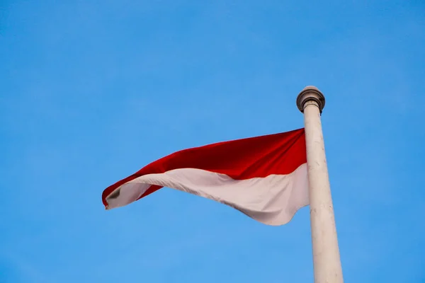 Bandera Nacional Indonesia Roja Blanca Sobre Fondo Azul Claro —  Fotos de Stock