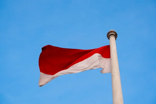 Bendera Nasional Indonesia Merah Dan Putih Dengan Latar Langit Biru — Stok Foto