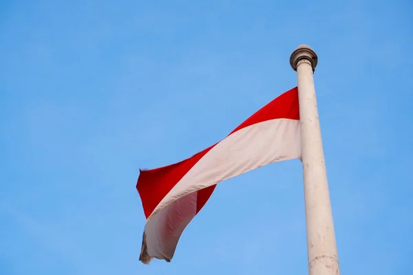 Bandiera Nazionale Dell Indonesia Rossa Bianca Uno Sfondo Cielo Blu — Foto Stock