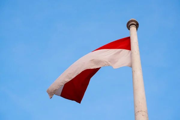 Die Nationalflagge Indonesiens Rot Und Weiß Vor Klarem Blauem Himmel — Stockfoto