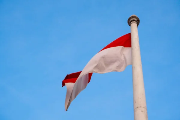 Die Nationalflagge Indonesiens Rot Und Weiß Vor Klarem Blauem Himmel — Stockfoto