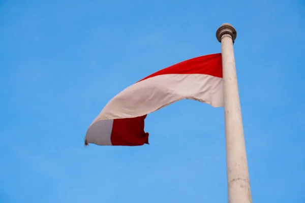 Indonesiens Nationella Flagga Röd Och Vit Klarblå Himmel Bakgrund — Stockfoto