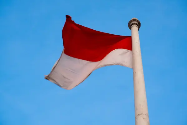 Die Nationalflagge Indonesiens Rot Und Weiß Vor Klarem Blauem Himmel — Stockfoto