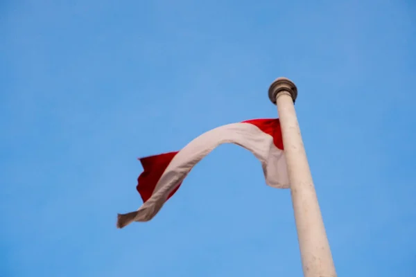 Nationale Vlag Van Indonesië Rood Wit Een Helderblauwe Achtergrond — Stockfoto