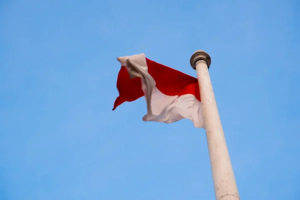 Drapeau National Indonésie Rouge Blanc Sur Fond Bleu Ciel Clair — Photo