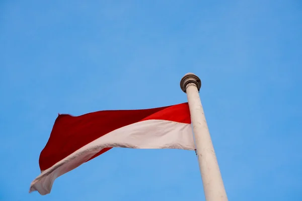 Die Nationalflagge Indonesiens Rot Und Weiß Vor Klarem Blauem Himmel — Stockfoto