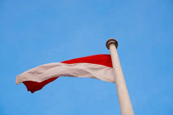 Indonesiens Nationella Flagga Röd Och Vit Klarblå Himmel Bakgrund — Stockfoto