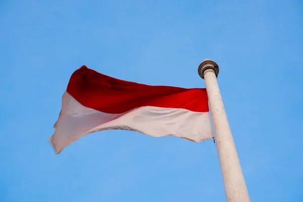 Indonézia Nemzeti Zászló Piros Fehér Tiszta Kék Háttér — Stock Fotó