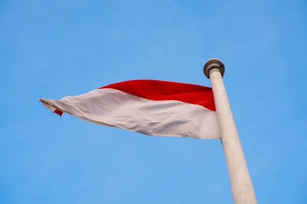 Bendera Nasional Indonesia Merah Dan Putih Dengan Latar Langit Biru — Stok Foto