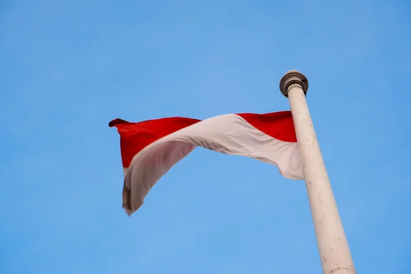 Indonézia Nemzeti Zászló Piros Fehér Tiszta Kék Háttér — Stock Fotó
