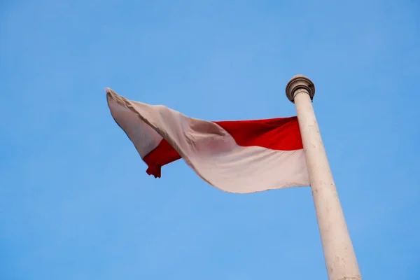 Flaga Narodowa Indonezji Czerwono Biała Tle Błękitnego Nieba — Zdjęcie stockowe