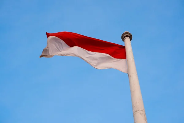 Bandiera Nazionale Dell Indonesia Rossa Bianca Uno Sfondo Cielo Blu — Foto Stock