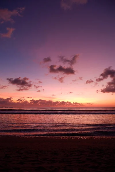 Una Vista Espectacular Atardecer Playa Kuta Bali Con Gradaciones Cielo — Foto de Stock