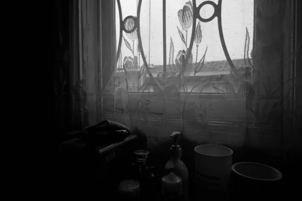 Silhouetten Durch Die Fensterrahmen Vor Dem Hintergrund Dekorativer Vorhänge — Stockfoto