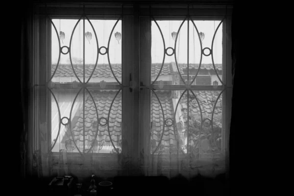 Silhuetas Através Das Molduras Das Janelas Contra Pano Fundo Cortinas — Fotografia de Stock