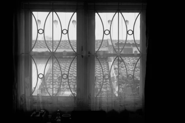 Silhouettes Travers Les Cadres Fenêtre Sur Fond Rideaux Décoratifs — Photo