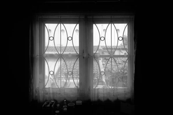 装飾的なカーテンを背景に窓枠を通してシルエット — ストック写真