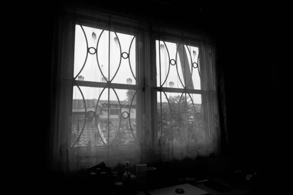 装飾的なカーテンを背景に窓枠を通してシルエット — ストック写真