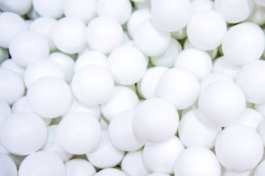 Beyaz toplar arka plan, bir sürü beyaz ve mavi taşaklı oda. 