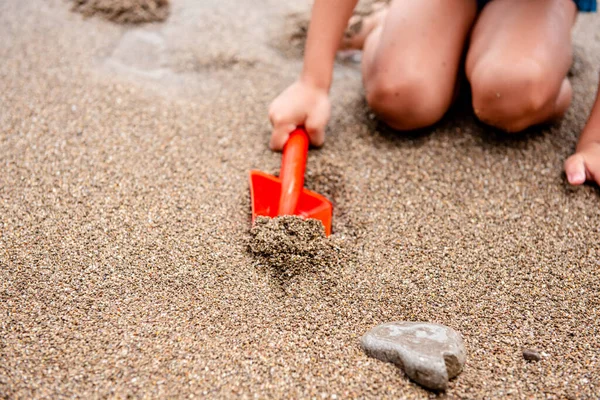 Dziecko Bawi Się Plaży Piasku Czerwonym Wiosłem Ręce Dzieci Piasku — Zdjęcie stockowe